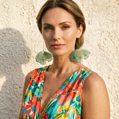 Cercei statement tip floare cu detalii aurii, din matase, stil elegant de vara, verde salvie