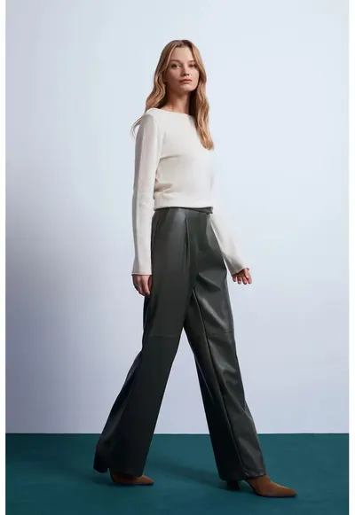 Pantaloni dama - talie inalta - croiala larga - verde padure - imitatie de piele