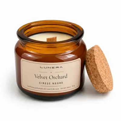 Lumânare parfumată din ceară de soia Velvet Orchard - Cireșe negre și Vanilie 90 g - Chihlimbar