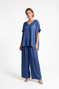 Pantaloni palazzo fluizi din matase si vascoza satinata, albastru jeans