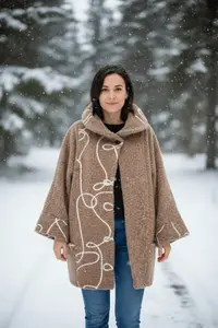 Jacheta calduroasa crem cu model abstract alb a, croiala larga si confortabila