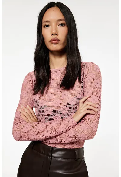 Bluza cu perforatii si model floral - Roz