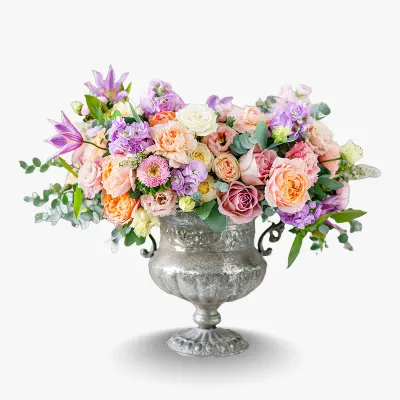 Aranjament de masa pentru nunta in cupa cu lisianthus