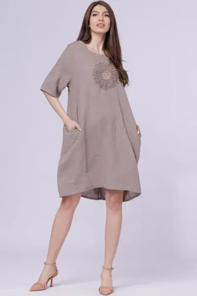 Rochie midi din in cu floare din paiete pe piept, bej inchis