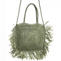 Geanta crossbody patrata mare, impletita cu franjuri mari decorative, verde prafuit