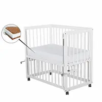 Patut co-sleeper, Qmini, Dalia, Multifunctional, 90x50 cm, Din lemn de pin, Reglabil pe orice treapta de inaltime la patul parintilor, Sistem de ancorare si roti cu frana incluse, Alb + Saltea 8 cm