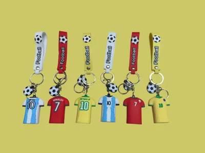 Breloc Tricou Fotbal 3D – Messi, Ronaldo, Neymar Jr. + Agățătoare „Football”,En-gros