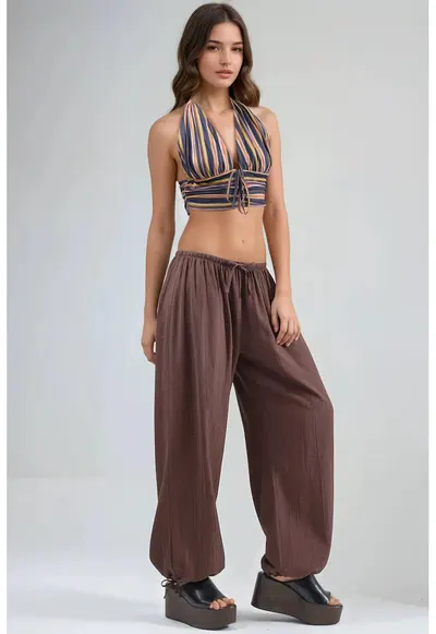 Pantaloni dama - cu talie elastica si detaliu cu snur - maro - textil