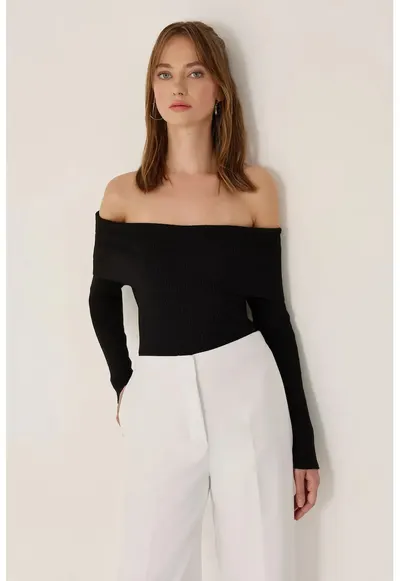Top tricotat - guler Madonna - umeri goi - negru - acril