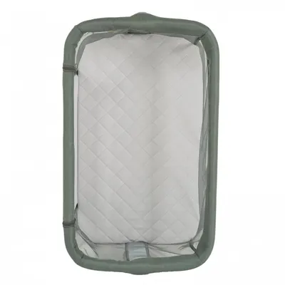 Patut Co-Sleeper Cangaroo Aura Green 88x56 cm cu laterala culisanta, saltea cu baza ferma si husa detasabila, functie anti reflux, 7 nivele de reglare a inaltimii, 4 roti cu frana,recomandat de la nastere pana la 9 kg