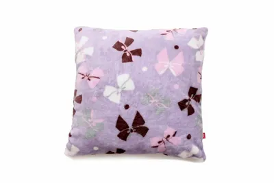 Perna pufoasa de plus cu doua fete mov cu fundite fata si gri cu buline pe verso 37x37 cm
