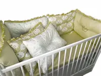 Lenjerie patut 140x70 cm cu 6 aparatori pufoase, cearsaf si paturica bej - norisori - stelute