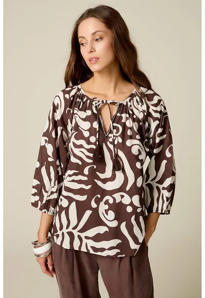Bluza cu maneci 3/4 si imprimeu grafic - Alb/Maro inchis