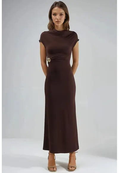Rochie midi maro - jerseu - cu accesoriu piatra