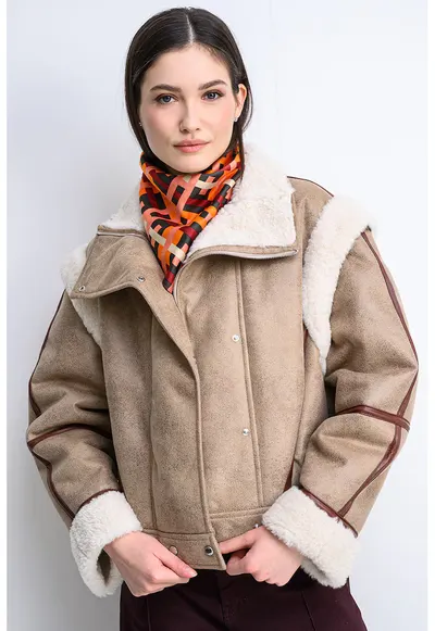 Jacheta scurta din piele ecologica cu garnituri din material sintetic - Maro scortisoara/Maro camel