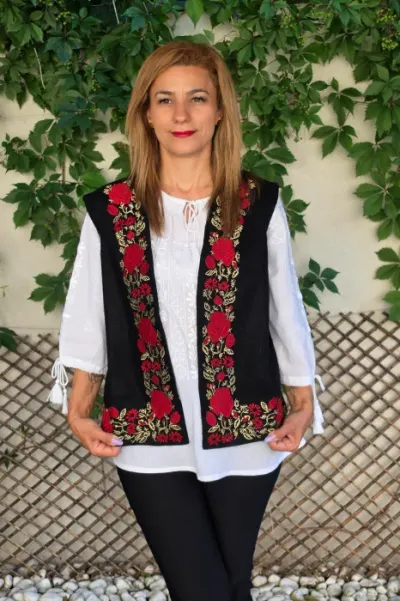 Vesta brodata cu model traditional Minodora 4
