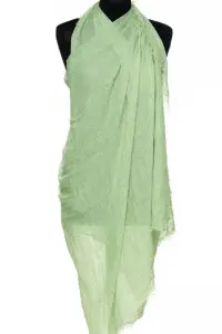 Esarfa dreptunghiulara tip pareo cu aspect creponat din vascoza, verde deschis