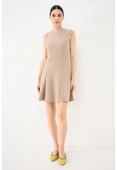 Rochie scurta cu aplicatie cu floare metalica Kilandi - Maro nisip