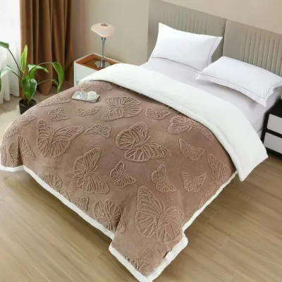 Patura Cocolino cu Fluturi 3D cu Blanita Sherpa, 200x230 cm – Confort si Eleganta de la Johny Home Pucioasa, Maroniu
