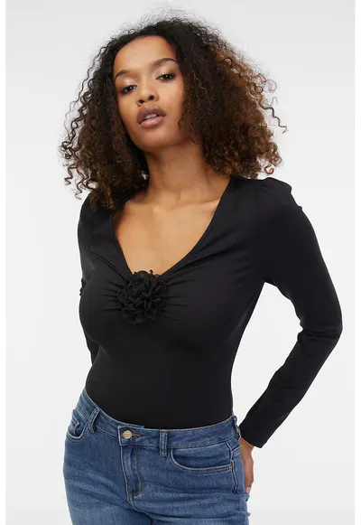 Bluza cu decolteu in V si aplicatie florala - Negru stins