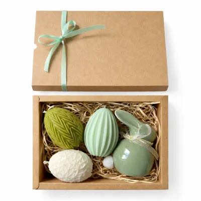 Set cadou Paște cu 3 lumânări ou din ceară de soia și iepuraș ceramic în cutie cadou - Verde sage / Neparfumate