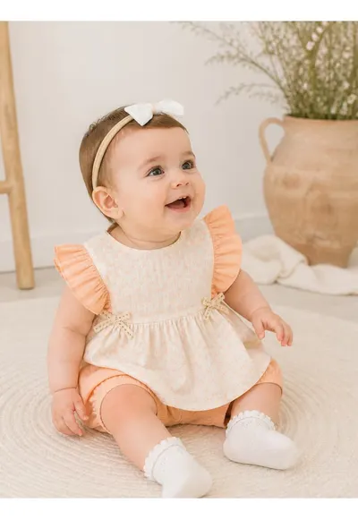 Set bebe fetita muselina 2 piese – bluza cu volane si pantaloni scurti culoare piersica