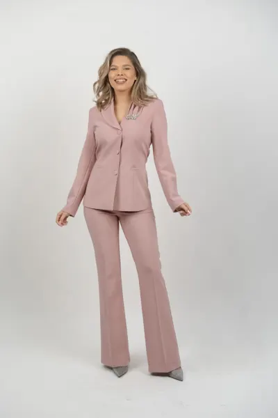 Compleu elegant roz pudra cu sacou cambrat si pantaloni evazati