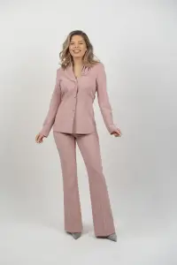Compleu elegant roz pudra cu sacou cambrat si pantaloni evazati