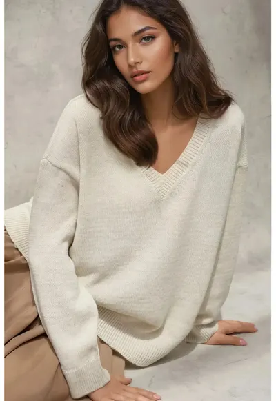 Pulover dama - tricotat gros - decolteu in V - alb natural - tricot