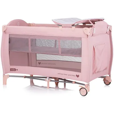 Patut pliabil Chipolino Bella Pink Marshmallow cu doua nivele, intrare laterala cu fermoar, 2 roti cu frane, saltea de infasat, carusel muzical, geanta pentru transport, buzunar si organizator accesorii
