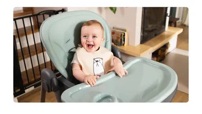 Scaun de masa pentru copii, Kidnort Jordgubbe Grey, multifunctional, cu roti, bara de jucarii, spatar reglabil, pozitie somn, reglabil pe inaltime pe 6 nivele, tavita cu suport pentru pahar, usor de pliat