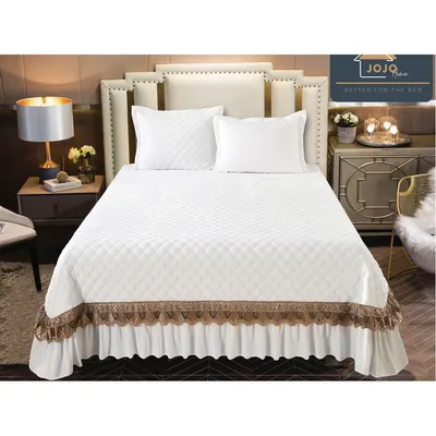 Cuvertura pat dublu, 3 piese, Catifea Matlasata cu Broderie Aurie, 250x270cm, Jojo Home, Alb