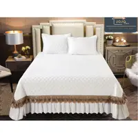Cuvertura pat dublu, 3 piese, Catifea Matlasata cu Broderie Aurie, 250x270cm, Jojo Home, Alb