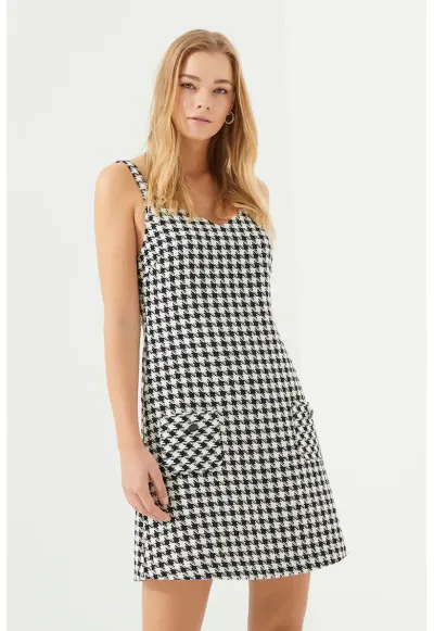 Rochie mini fara maneci - cu croiala in A si buzunare aplicate - Alb/Negru