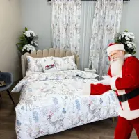Set Lenjerie Pat Dublu Craciun 4 Piese + 2 Draperii 150x235cm din Bumbac Satin DELUXE – Confort si Eleganta, Fabricat in Romania, Alb, Multicolor Pastel, reni, fulgi de nea, brazi