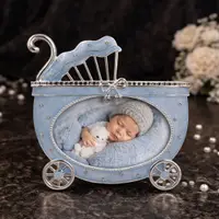 Ramă Foto Copii AZAY Tip Cărucior Bebe, Albastru, 13x9 cm, Decor Cameră Bebeluș, Cadou Nou-Născut, Cutie Cadou Premium Inclusă