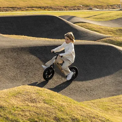 Bicicleta copii fara pedale Balance bike Qplay Racer Platinum de la 3 ani pana la 30 kg, cadru usor de magneziu, reglabil, sa comoda, acoperita cu piele ecologica, roti de cauciuc gonflabil