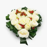 Aranjament inima cu trandafiri albi si aspidistra