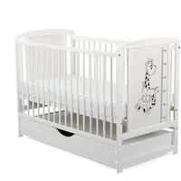 Patut din lemn bebe, 120x60 cm, Cu sertar cu capac, Din lemn de pin si mdf, Stabil si rezistent, Inaltime saltea reglabila pe 3 nivele, Laterala cu 3 bete detasabile, EN716-1, EN716-2, Alb, Babyneeds, Timmi Girafa