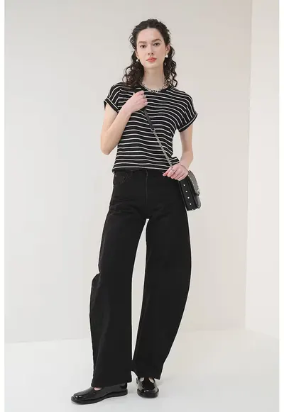Tricou cu decolteu la baza gatului Brianna - Alb/Negru stins