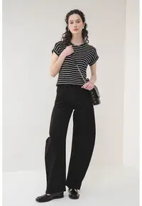 Tricou cu decolteu la baza gatului Brianna - Alb/Negru stins