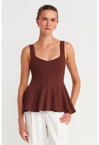 Bluza dama - fara maneci - rosu burgundy - tricot rebrat - cu volanase