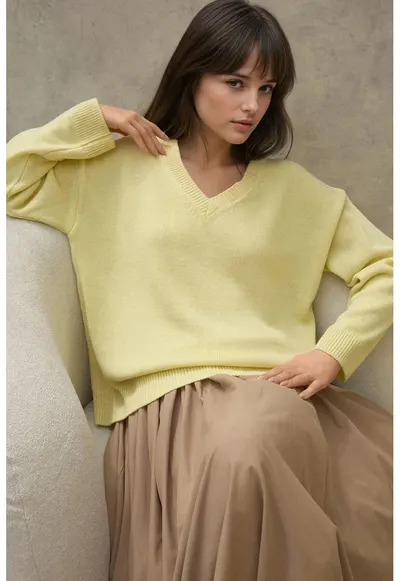 Pulover dama - material tricotat gros - decolteu in V - galben - tricot