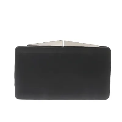 Clutch negru elegant cu design minimalist si inchidere metalica