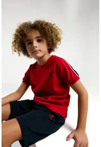 Set de tricou din bumbac si pantaloni scurti cu logo discret - Rosu vermillion/Bleumarin