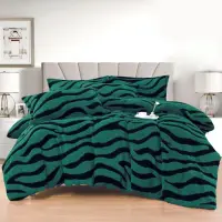 Lenjerie pat dublu, Super Pufoasa COCOLINO Sherpa, cu ELASTIC, 4 piese, Verde, Zebra Print