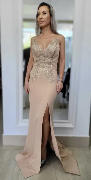 Rochie eleganta lunga cu slit pe picior si broderie pretioasa in partea superioara