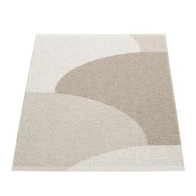 Covor pentru exterior și interior bej 70x90 cm Hill Dark Linen – Pappelina