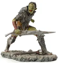 Statuetă Iron Studios Movies: Lord of The Rings - Swordsman Orc, 16 cm