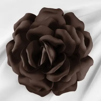Brosa floare maro inchis cu diametru de 15 cm, cu clips pentru par